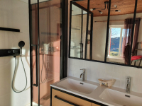 beautiful sdb brightness with large shower and 2 sinks © oustaou du luberon