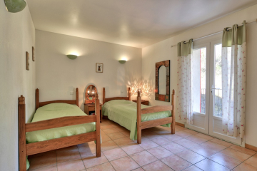 camera con 2 letti matrimoniali + 1 letto pieghevole © Oustaou du Luberon